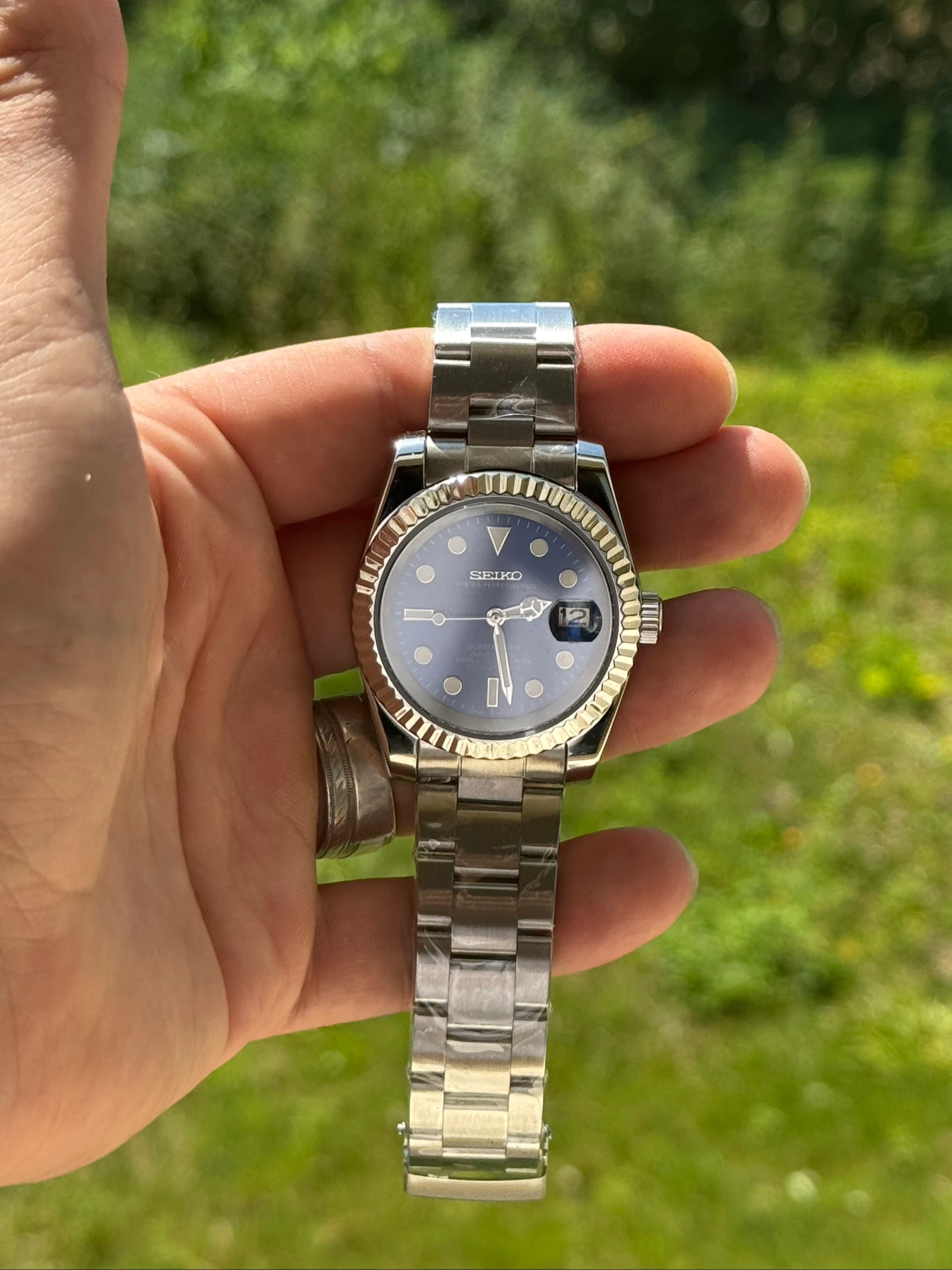 Seiko Mod NH35 Automatique 39 mm – Cadran Bleu Soleillé – Verre Saphir – Bracelet Oyster – Fond Transparent – Neuve